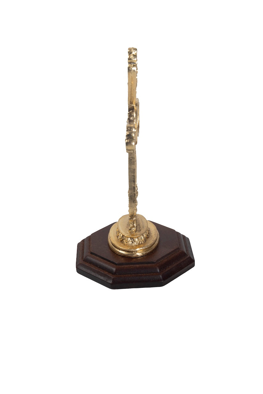 CRUZ BODA DORADA CON BASE MADERA