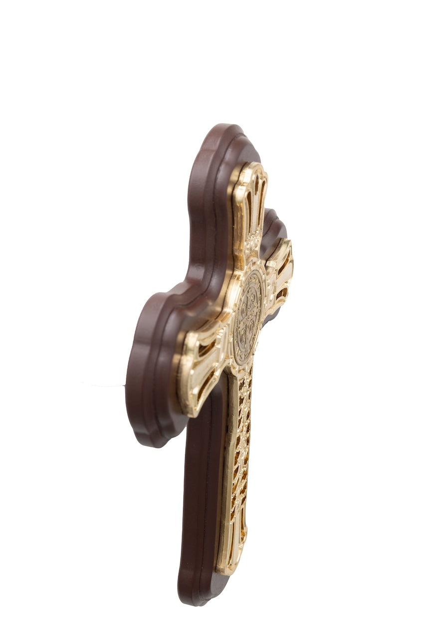 CRUZ DE SAN BENITO METÁLICA DORADA EN MADERA