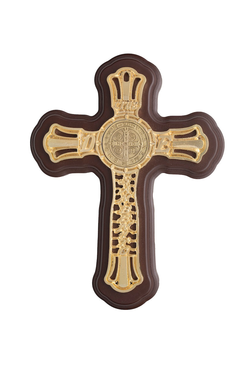 CRUZ DE SAN BENITO METÁLICA DORADA EN MADERA