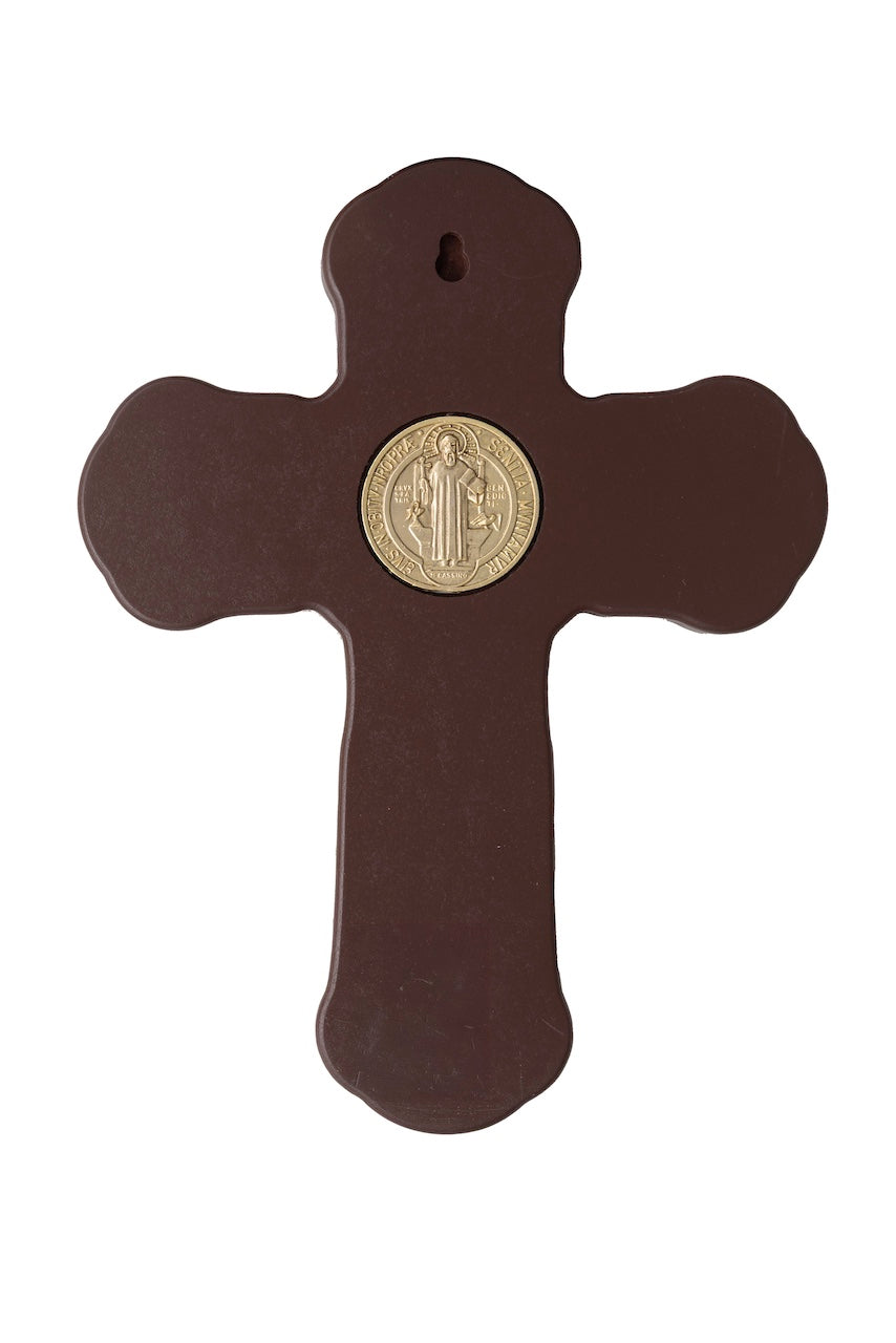 CRUZ DE SAN BENITO METÁLICA DORADA EN MADERA