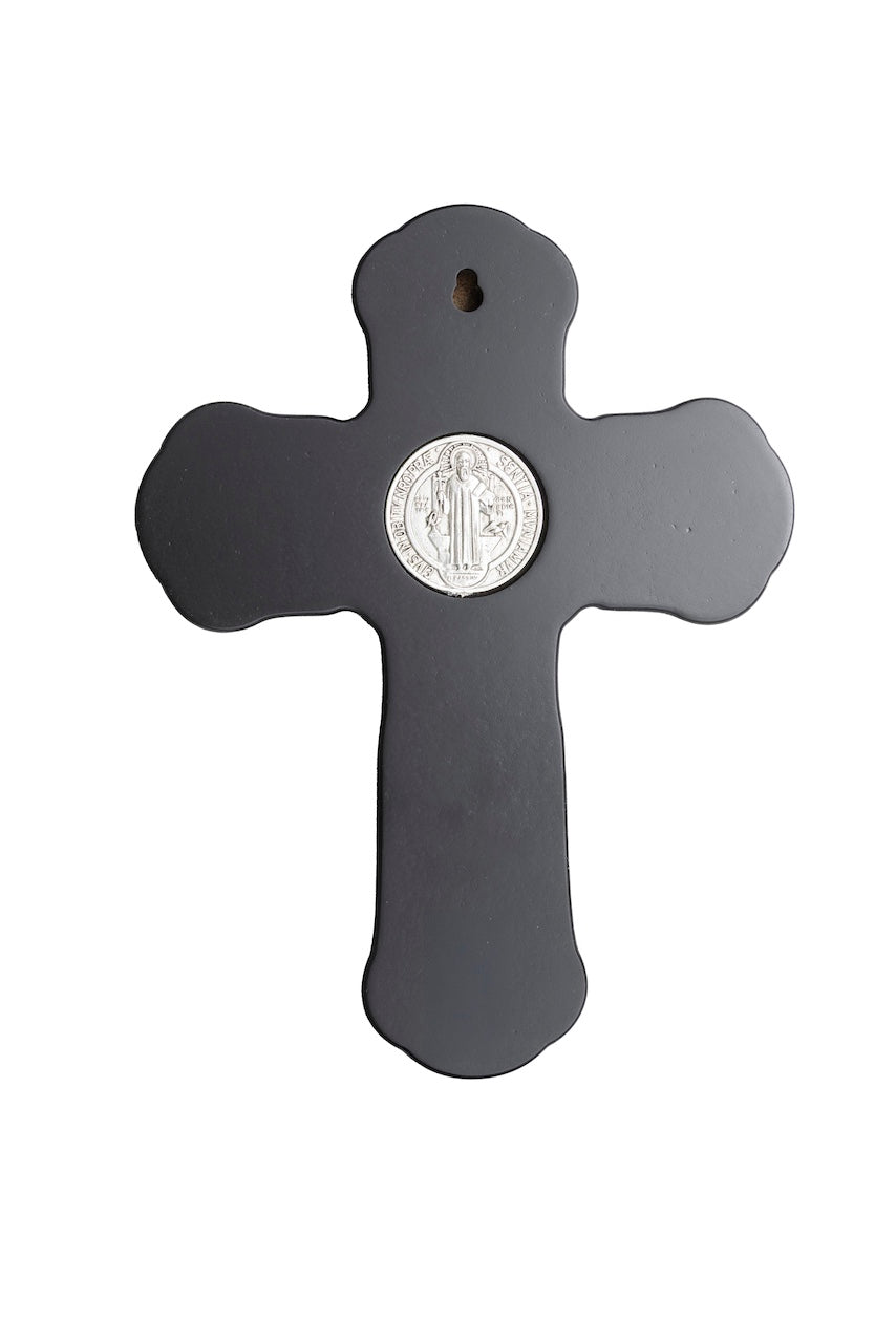 CRUZ DE SAN BENITO METÁLICA PLATA EN MADERA