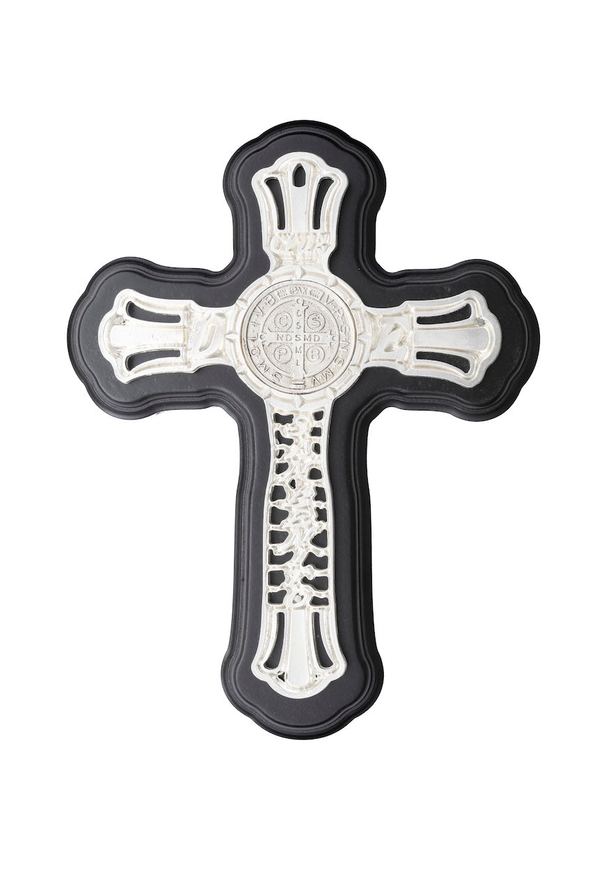 CRUZ DE SAN BENITO METÁLICA PLATA EN MADERA